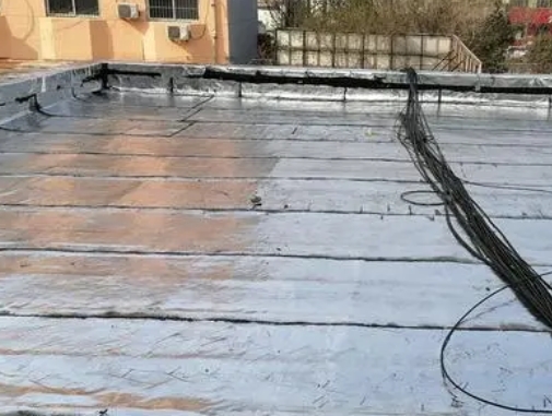 太康卫生间漏水维修公司分享下太康屋面楼顶防水刚性防水层施工要点。